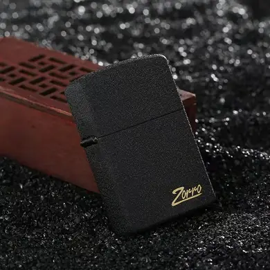 Зажигалка бензиновая черная матовая Zorro Limited Edition в жестяной коробке HL-289 фото