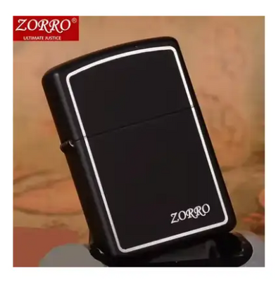 Запальничка бензинова чорна з окантовкою Zorro Limited Edition в жерстяній коробці HL-287 фото